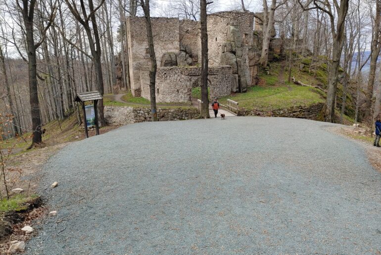 Samochodem pod Zamek Bolczów?