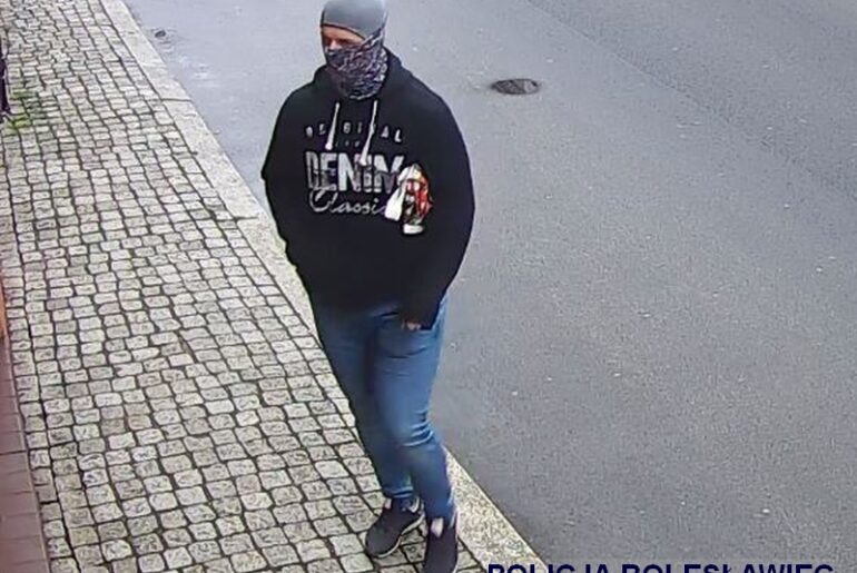 Napad na jubilera. Policja publikuje wizerunek złodzieja
