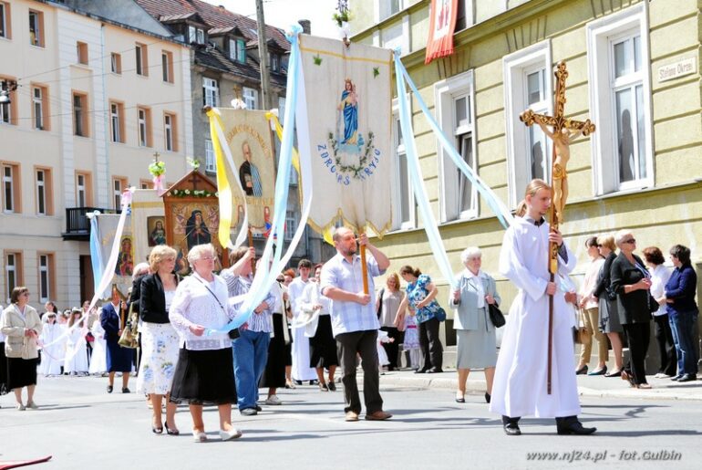 Boże Ciało. Nieliczne procesje, wierni w maseczkach