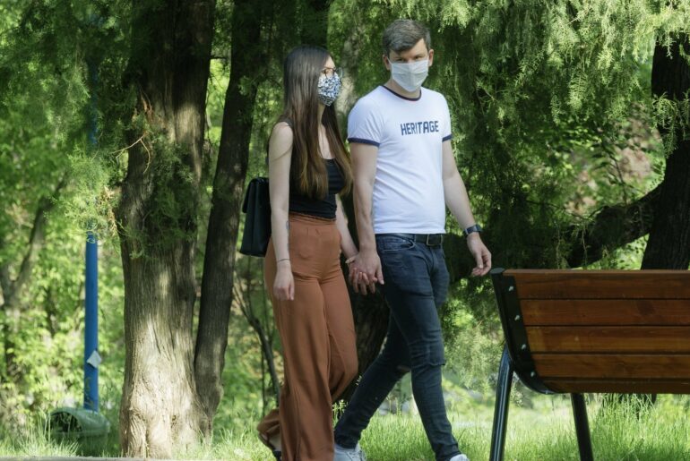 Coraz luźniejsze podejście do maseczek