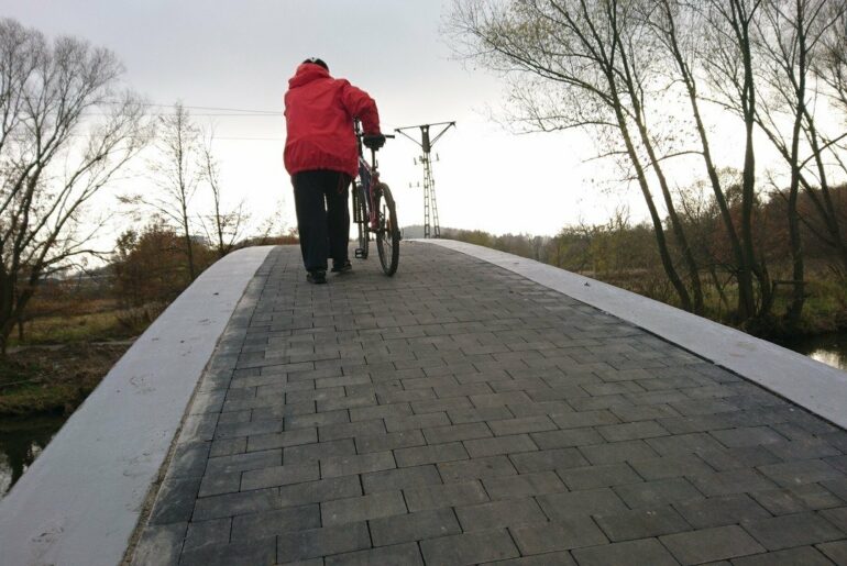 Problemy spacerowiczów na nowo budowanej ścieżce