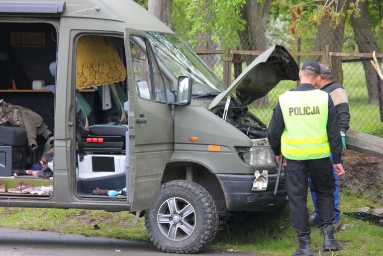 Kradzionym busem potrącił policjanta