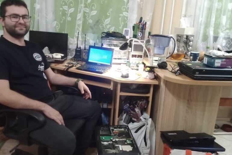 Jeden „uwalnia złomka”, drugi robi portrety za osocze