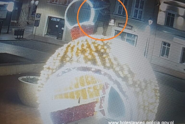 Iluminacja mu się nie podobała?