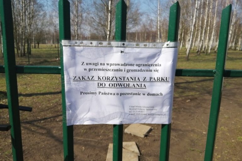 Policjanci i strażnicy miejscy kontrolują place zabaw i parki
