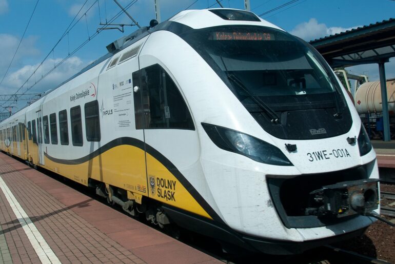 Aktualizacja: Desperat groził samobójstwem. Spowodował paraliż na kolei