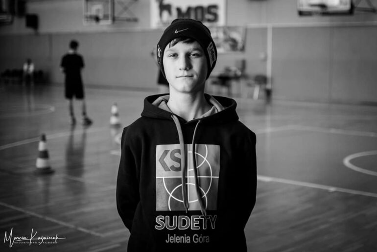 Młody sportowiec potrzebuje pompy