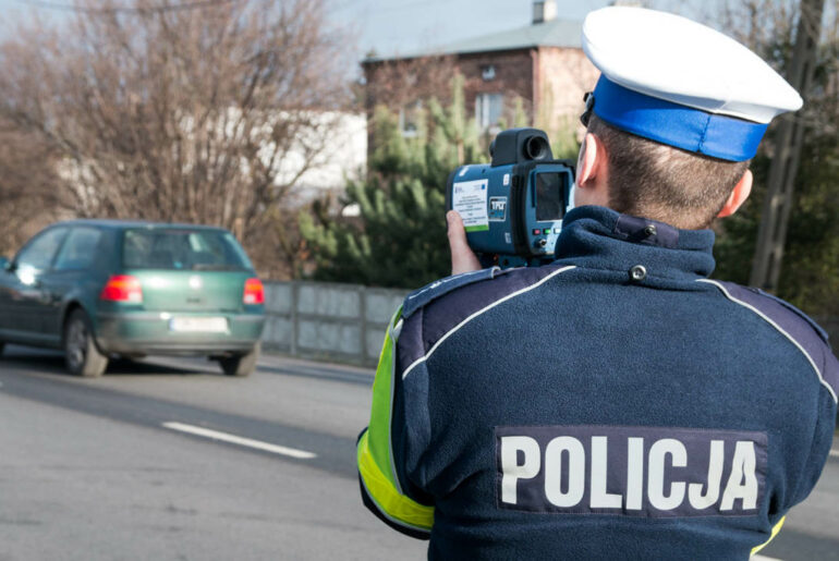 Uwaga na drodze. Policjanci będą stać z radarami