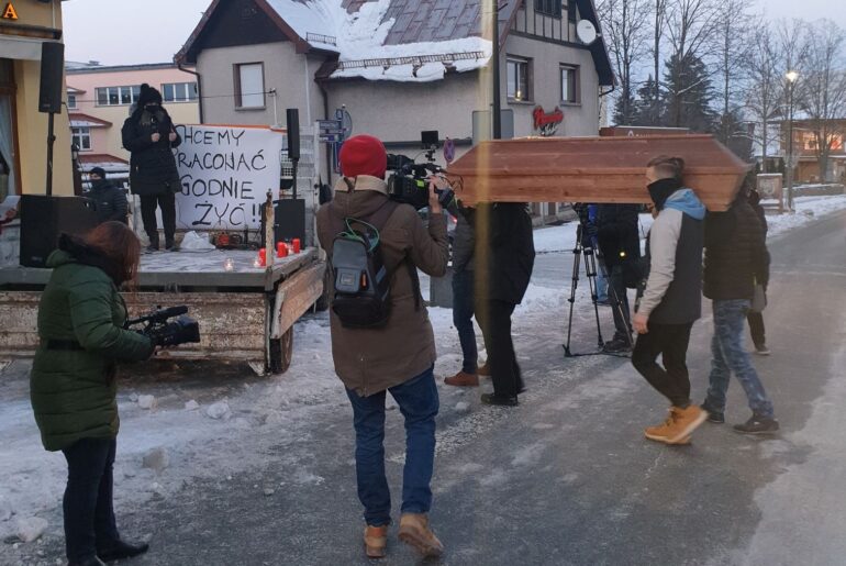 Protest w Karpaczu:  „jesteśmy w czarnej d..pie!”