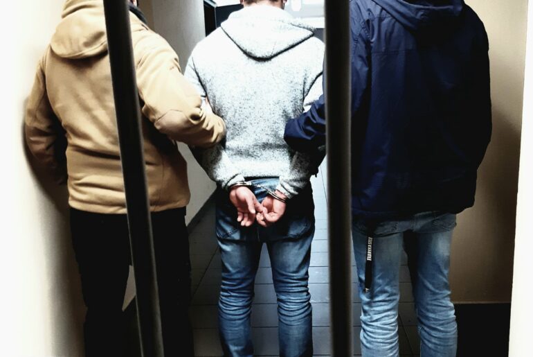 Ledwo wyszedł z więzienia, już do niego wrócił. Za przemoc domową.