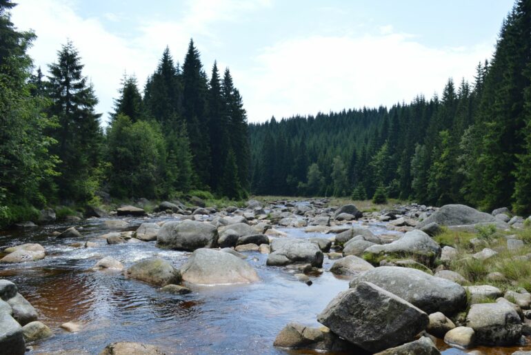 Apel do turystów: Nie przekraczajcie w bród Izery