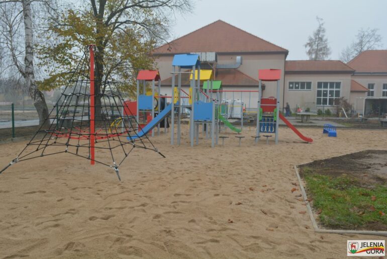 Przy SP nr 10 powstaje kolorowy plac zabaw