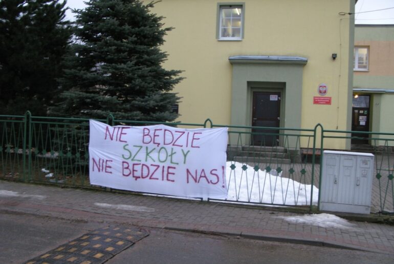 Znowu zaczyna się walka o szkoły w Sosnówce i Miłkowie