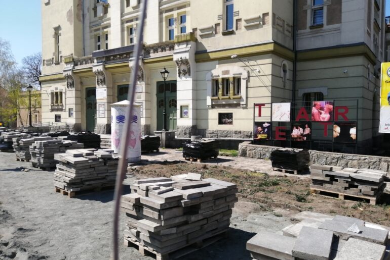 Już nie potkniemy się, idąc do teatru