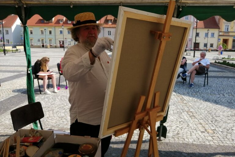 Mistrz Miliński na pięknym rynku we Wleniu