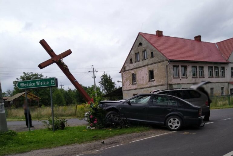 Uderzył prosto w przydrożny krzyż
