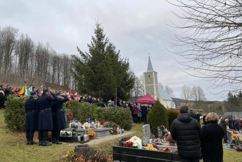 Rodzina, druhowie, samorządowcy, przyjaciele pożegnali st.bryg. Radosława Fijołka