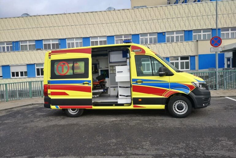 Samorząd jeleniogórski podarował szpitalowi nowy ambulans