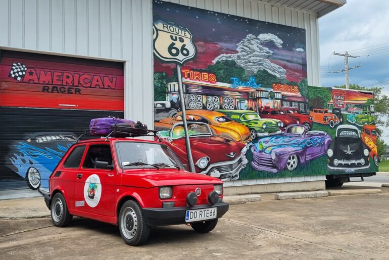 Jeleniogórzanie spełniają marzenia. Podróżują Fiatem 126p po Ameryce i przemierzają  Route 66