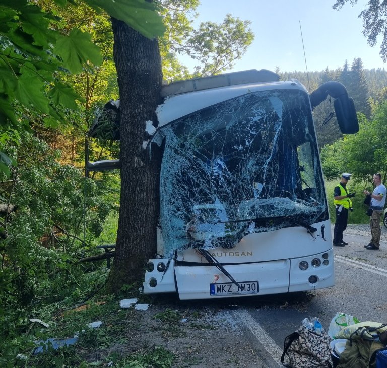 Groźny wypadek autobusu na Przełęczy Kowarskiej