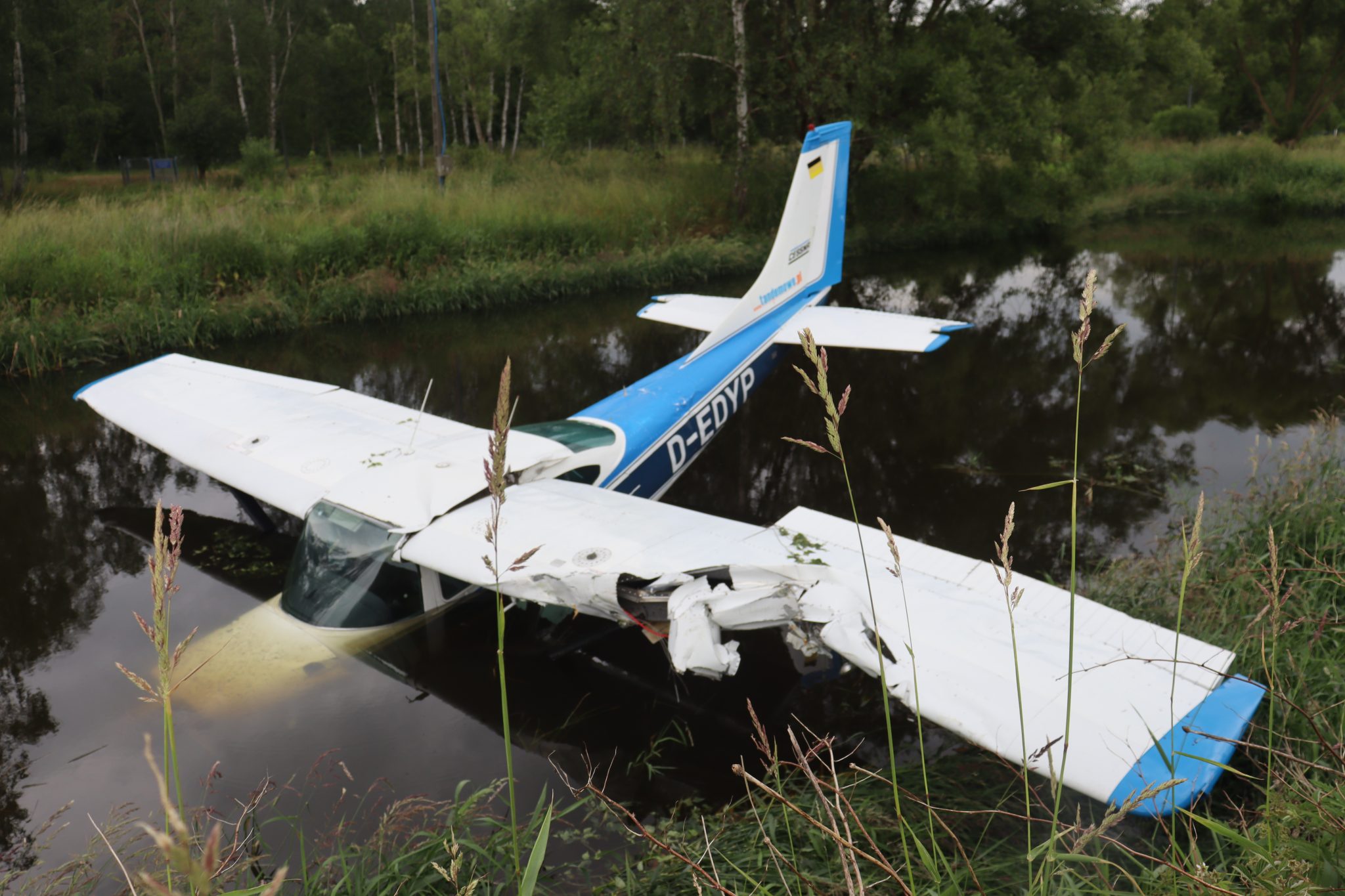 Błędy pilota i zła organizacja lotów przyczyna wypadku awionetki w Dąbrowicy. PKBWL kieruje uchwałę do prokuratury