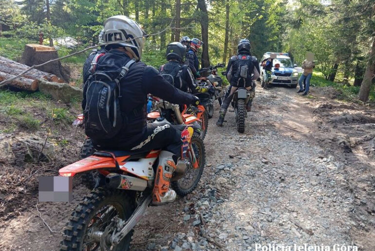 Policja i straż leśna walczą z nielegalnymi rajdami kierowców quadów i motocykli crossowych