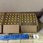 Pudełka z butelkami i worki z suszem