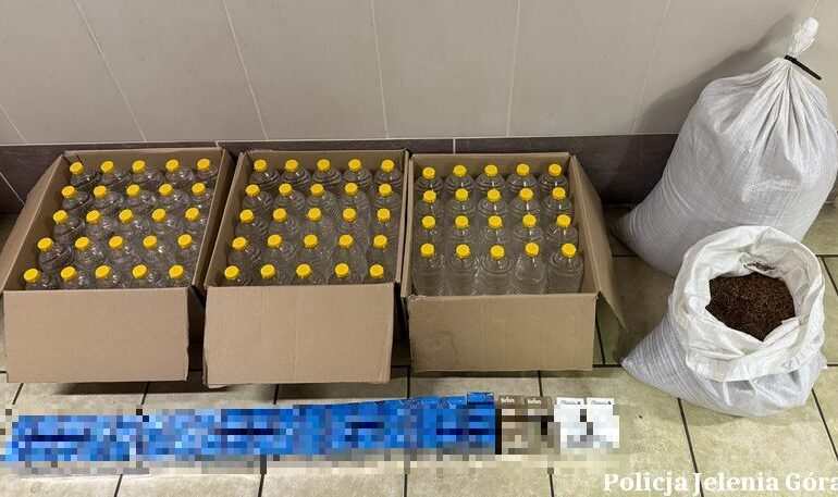 Pudełka z butelkami i worki z suszem