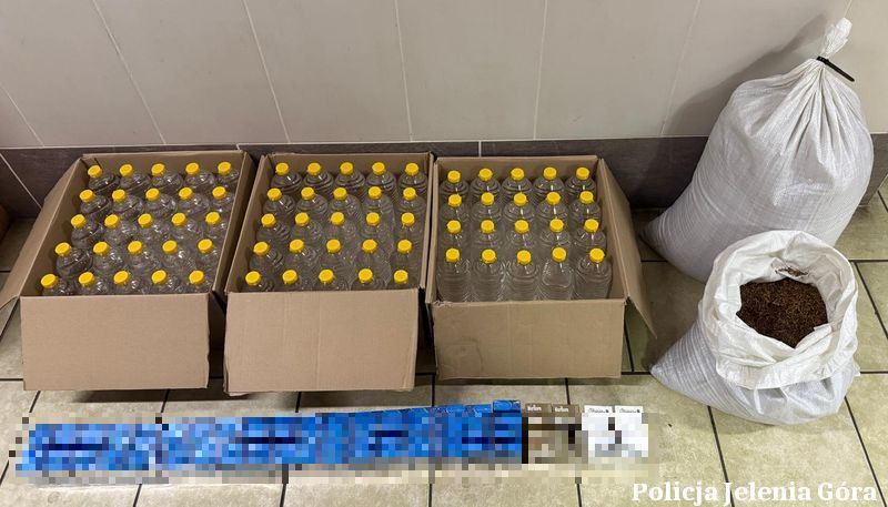 Pudełka z butelkami i worki z suszem