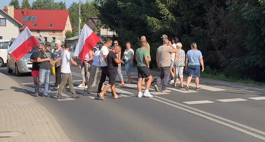 Mieszkańcy Kostrzycy protestowali, bo ich zalewa. Wody Polskie zapewniają, że już zrobiły sporo, a zrobią jeszcze więcej