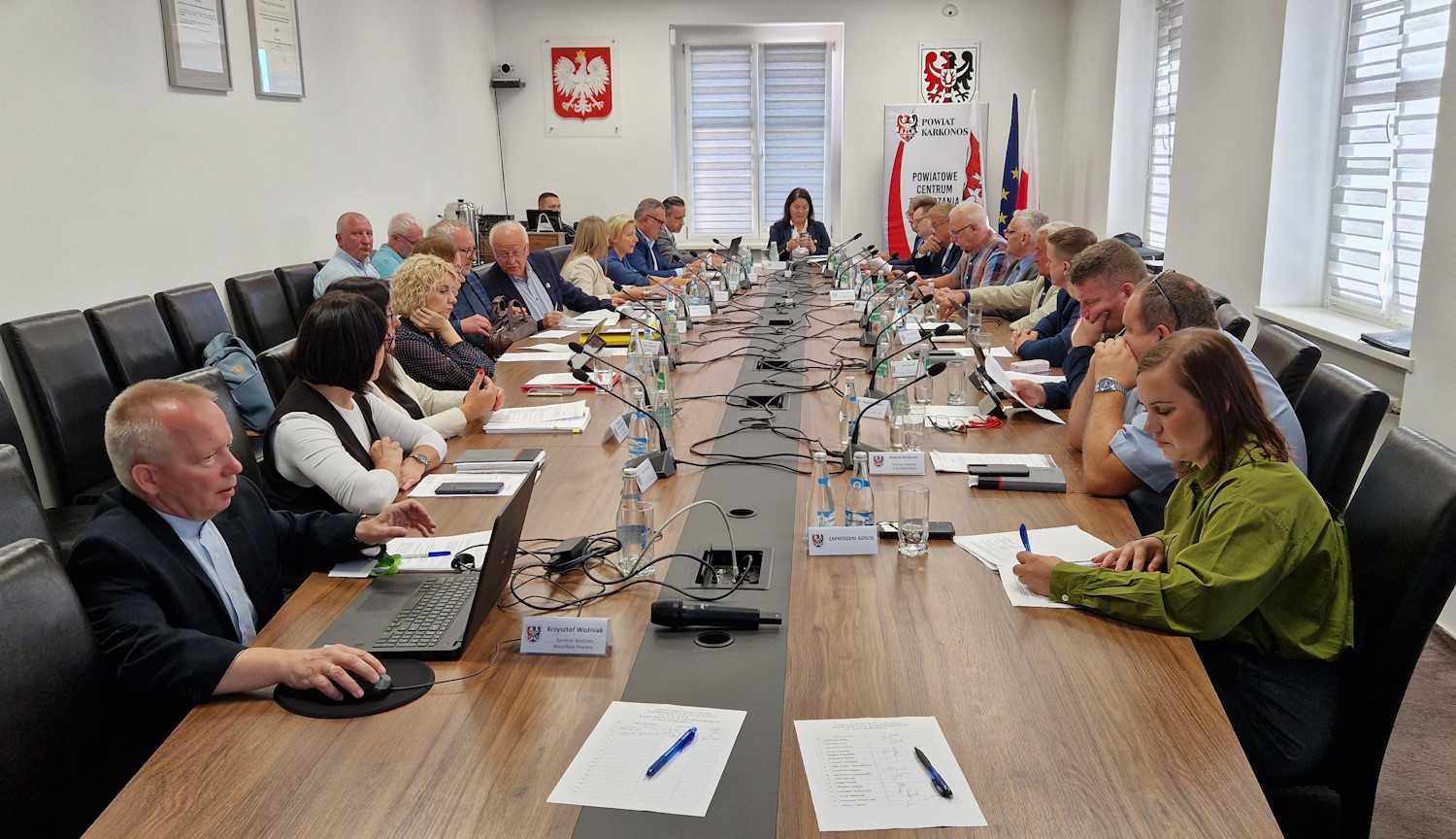 Sesja rady powiatu karkonoskiego pod wysokim napięciem