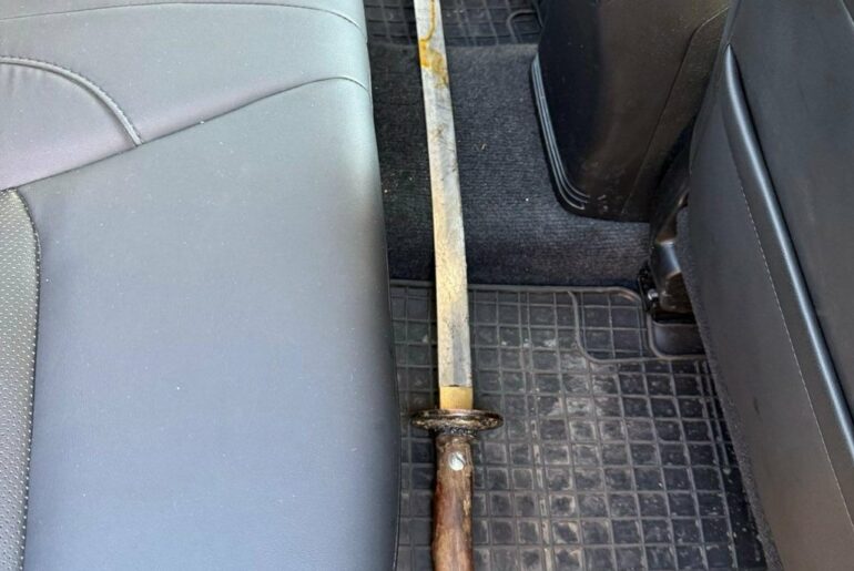 Z mieczem na policjantów.  Policja pokazuje film ze zdarzenia