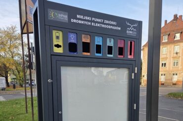 Będzie gdzie wyrzucić drobne elektrośmieci. Miasto ustawiło pojemniki na takie odpady