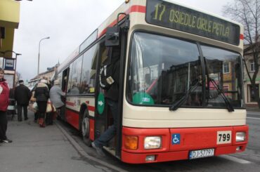Komunikacja miejska 1 i 2 listopada (Jelenia Góra). Dodatkowe kursy, bezpłatne przejazdy…