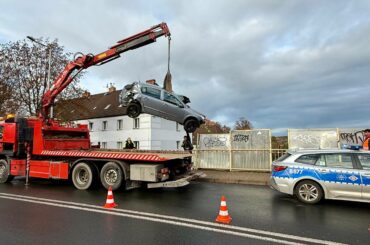 O włos od tragedii. Oplem spadła z wiaduktu na tory